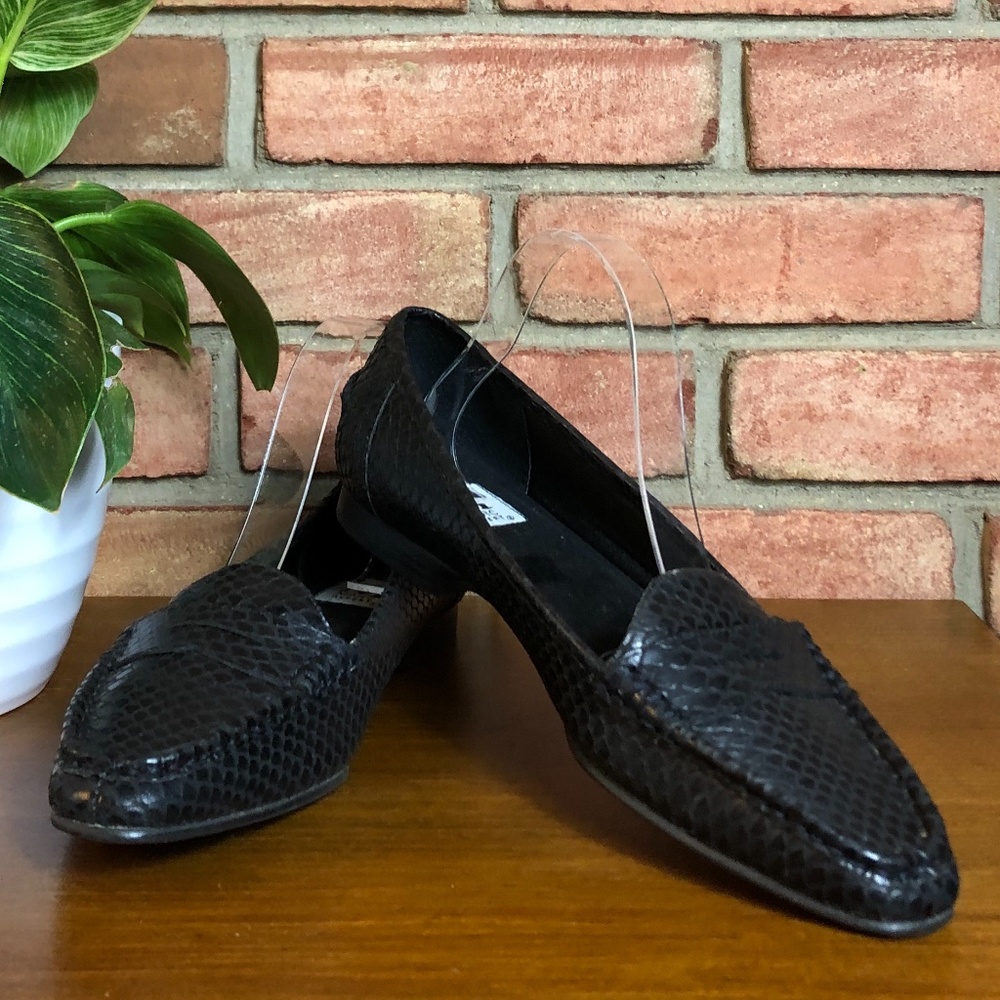 Marc Alpert Black Embossed Leather Loafer in Size 11